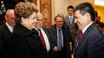 Dilma se reúne com Cartes para discutir relações comerciais e volta do Paraguai ao Mercosul