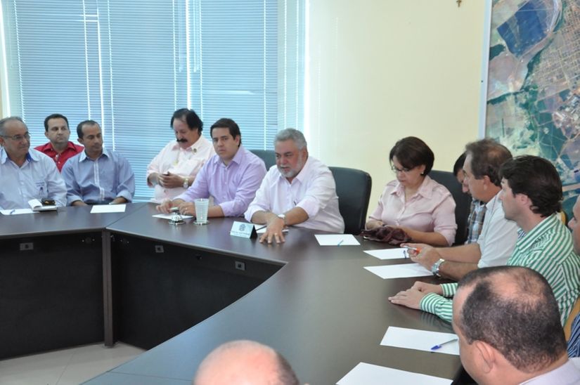 Prefeitos e secretários se reúnem para discutir ações contra corte em recursos da saúde