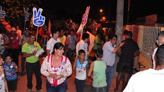 Ananias Filho realiza caminhada noturna na região da Vila Olinda e pede apoio de moradores
