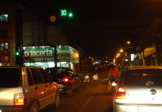 Perigo: Menores interditam cruzamento no centro da cidade e correm o risco de serem atropelados