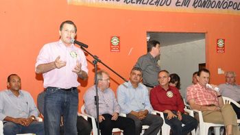 Silval entrega mil títulos de regularização em Rondonópolis