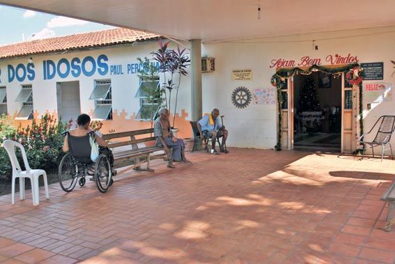 Lar dos Idosos promove bazar beneficente para arrecadação de recursos