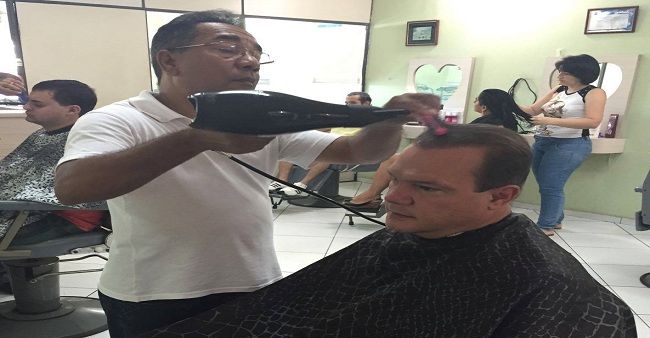Senador reservado abre exceção e aparece cortando o cabelo em Rondonópolis