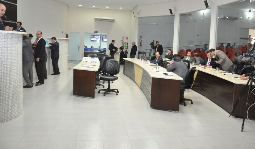Demora nos 'ajustes internos' atrasa obras e mantém vereadores sem telefones funcionais