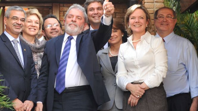 Lula reúne senadores do PT para conter Aécio e oposição