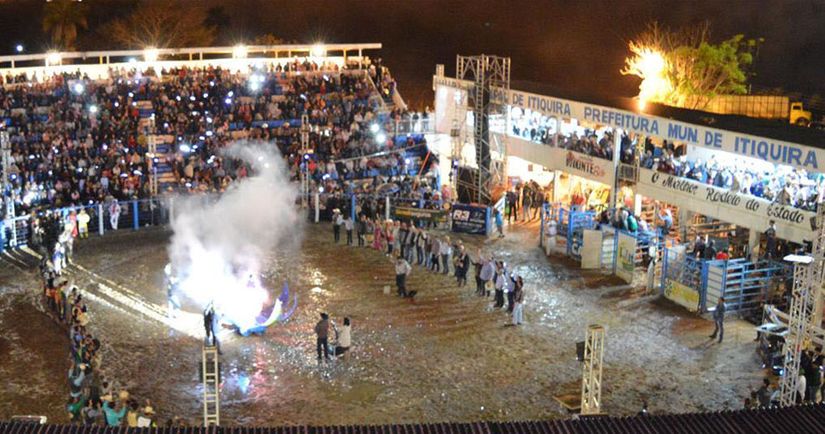 Imagens impressionantes: Festa do Peão Boiadeiro em MG é cancelada após  chuva destruir palco e arquibancada