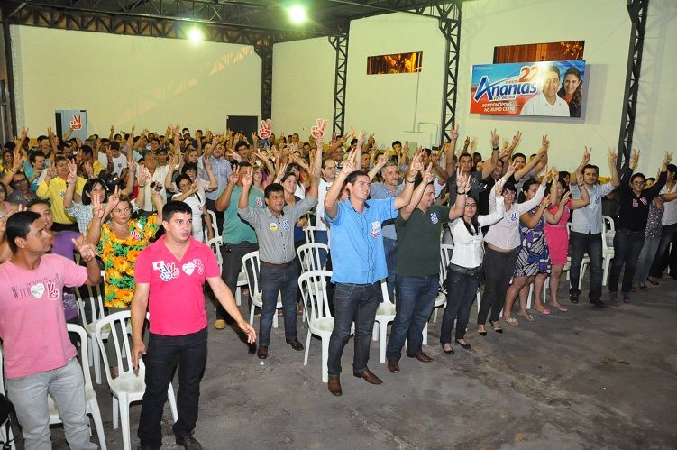 Ananias Filho (PR) se reúne com militância no barracão da campanha