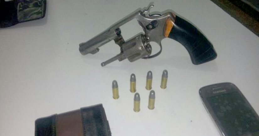 Dupla é detida com arma e munições no bairro Ana Carla II
