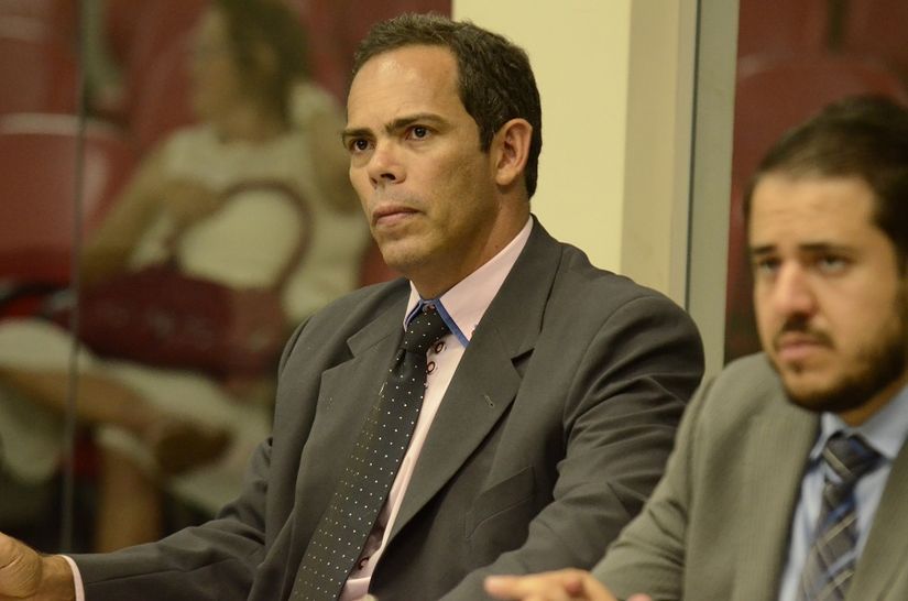 Depois de mudança de partido e convite para cargo no Estado, Cadidé retorna à Câmara