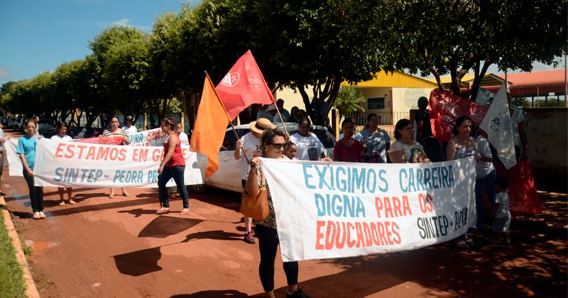 Professores e servidores da educação em greve fazem passeata pelas ruas de Pedra Preta
