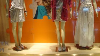Órgãos querem fim de vitrines e mercadorias sem preço no comércio da cidade