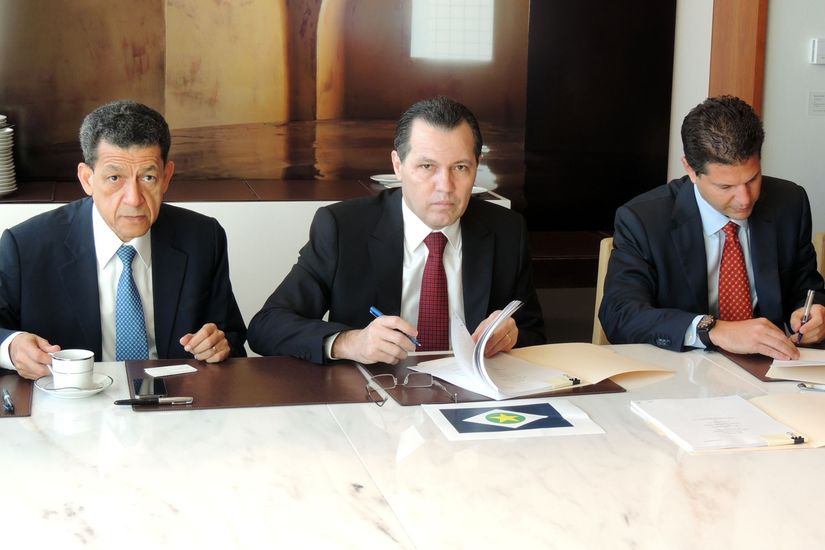 Em Nova York, Silval Barbosa assina renegociação da dívida do Estado