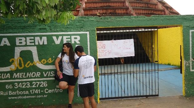 Estudantes da EEMOP usam cartazes para dar lição aos políticos e à sociedade
