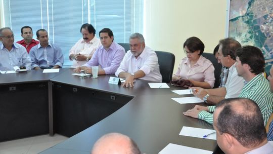 Prefeitos e secretários se reúnem para discutir ações contra corte em recursos da saúde
