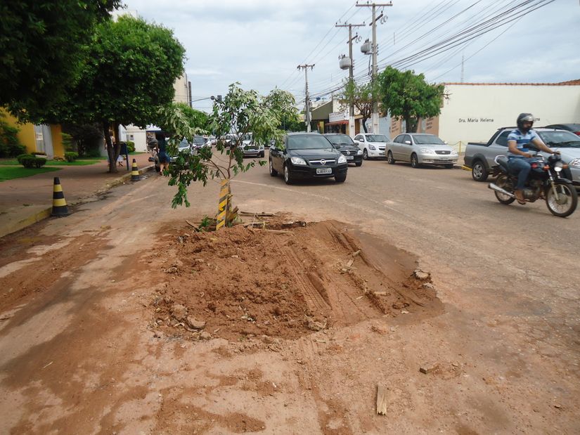 Uso de terra em operação tapa-buraco não é o único sintoma da crise administrativa em Rondonópolis