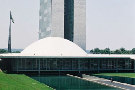 Senadores superlotam os espaços do senado; os gabinetes são cada vez maiores