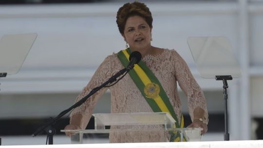 Dilma assume prometendo democratizar o poder e propõe pacto contra corrupção