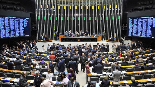 Direito de resposta e funcionamento de farmácias estão na pauta do Plenário da Câmara Federal