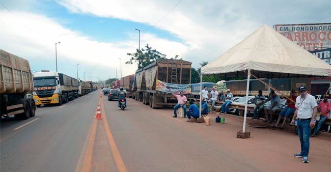 Governo sinaliza com acordo, mas caminhoneiros endurecem greve