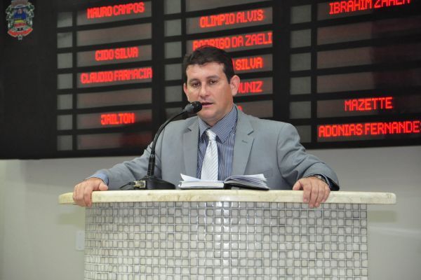 Rodrigo da Zaeli critica governo pela perda de medicamentos de alto custo