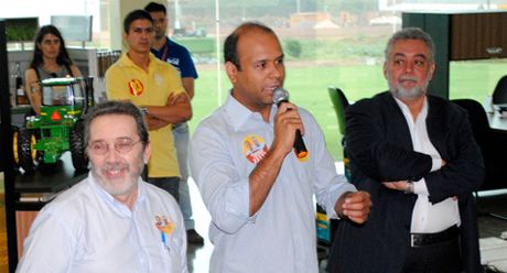 Thiago Muniz participa de reunião com Percival em empresa de máquinas agrícolas