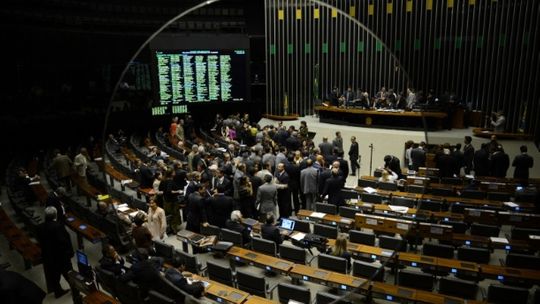 Pressionada, Câmara antecipa votação e deve derrubar PEC 37 