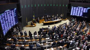 Câmara aprova o fim da reeleição para os executivos. Nos Legislativos pode