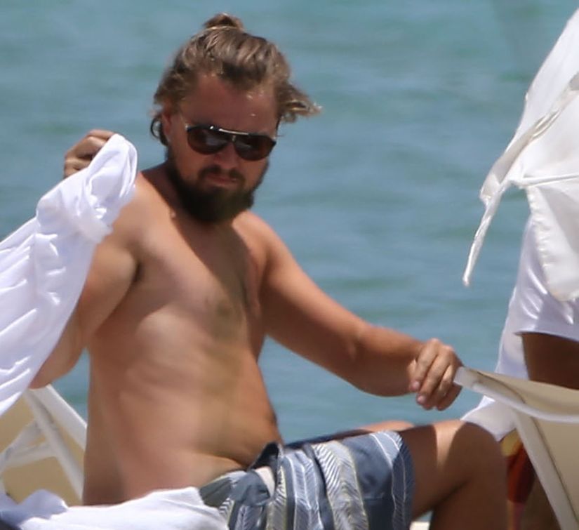Leonardo DiCaprio usa toalha para esconder barriga saliente