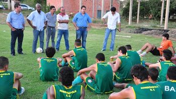 Vereadores visitam jogadores do REC que irão disputar final do mato-grossense sub-19