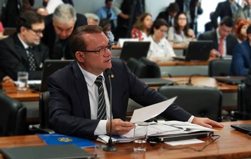 Senador busca melhor aparelhamento a conselhos tutelares do Estado