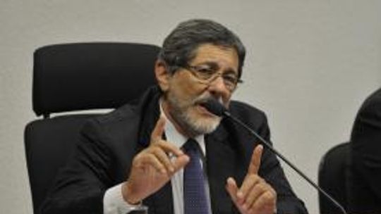 Depoimento de ex-presidente da Petrobras começa com pressão de oposicionistas
