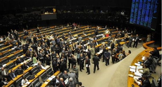 Trem da Alegria: Deputados federais criam cargos e voltam a aumentar a própria remuneração