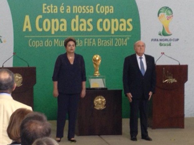 Dilma recebe de Blatter taça da Copa do Mundo no Palácio do Planalto