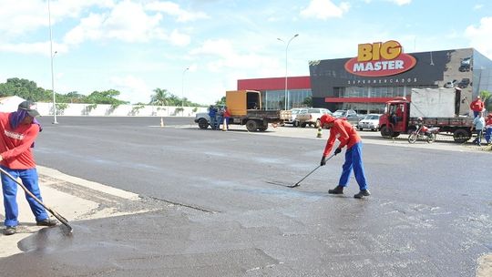 Enquanto cidade vive às mínguas, hipermercado desfruta de asfalto liso