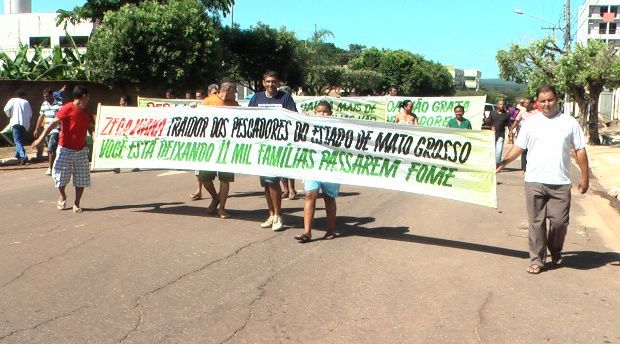 Limonada: Taques 'enfrenta' manifestantes e mostra sabedoria