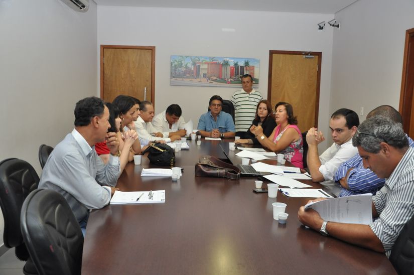 Vereadores, sindicato e promotoria se reunem para discutir concurso público