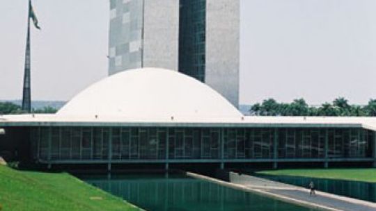 Congresso faz sessão com galerias fechadas para votar mudança na meta fiscal
