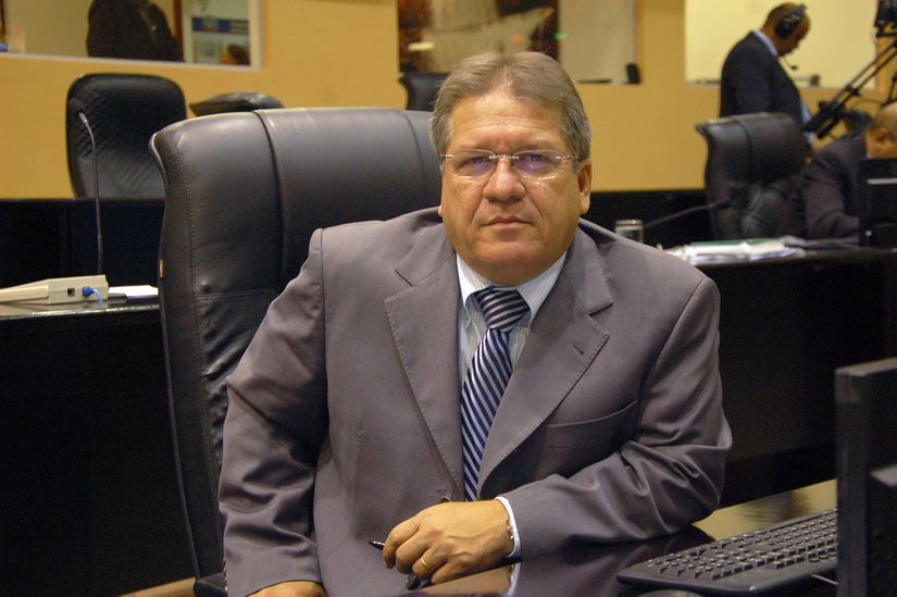 Prefeito de Várzea Grande, Walace Guimarães, exonera 450 servidores