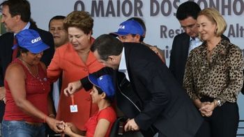 Dilma Rousseff elogia parcerias e diz que programa de habitação está ajudando a mudar o Brasil