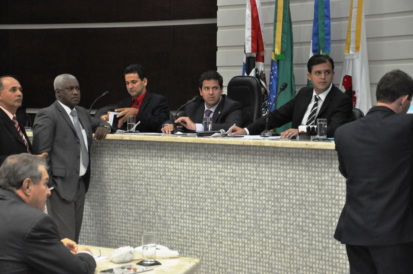 Troco: Após críticas, vereadores adiam votação de projeto que beneficia Acir