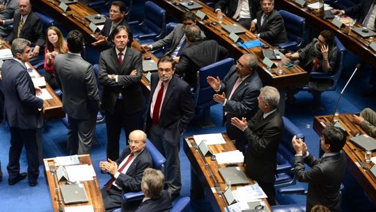 Senado aprova texto-base da PEC do Voto Aberto 