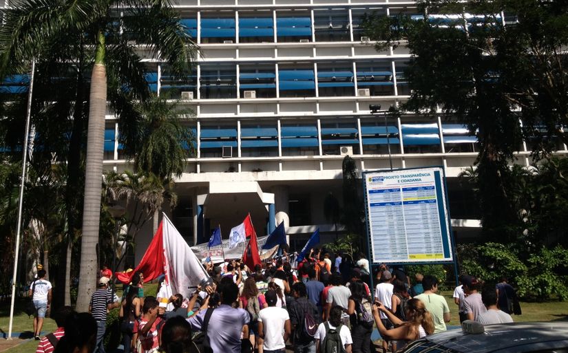 Manifestantes pedem, mas Mauro não ouve; Eles querem revogação da tarifa do transporte público