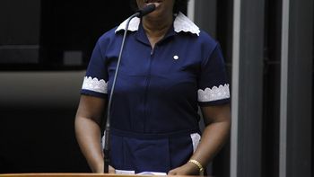 Deputada se veste de doméstica na Câmara em homenagem à categoria