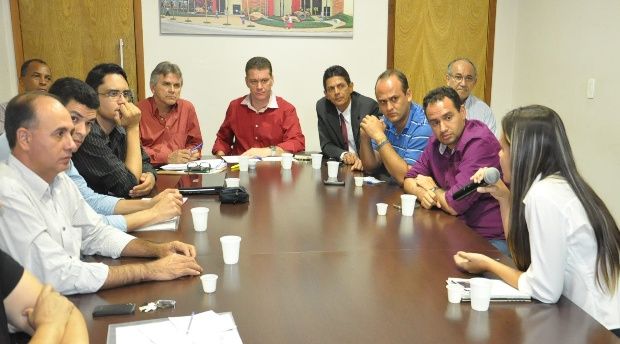 Câmara discutiu novas regras da conta de energia e cumprimento de leis que amparam estudantes