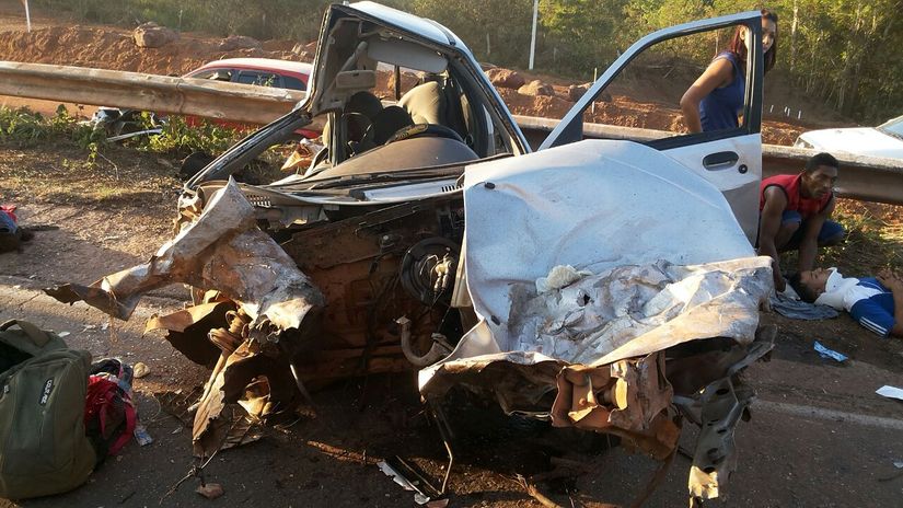 Acidente envolvendo carro e carretas deixa dois mortos próximo à Serra de São Vicente