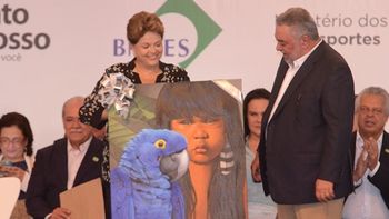 Presidenta vem fazer entrega, mas também recebe presentes