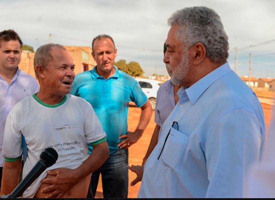 Percival dá tom da administração visitando obras e ouvindo moradores dos bairros em desenvolvimento 