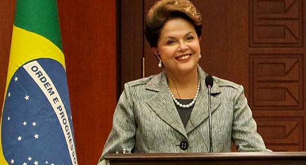 Seleção brasileira está acima da política, diz presidenta