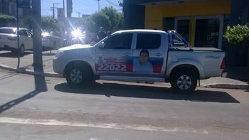 Efeito contrário: Carro de campanha para em local indevido e é flagrado