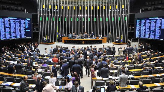 Direito de resposta e funcionamento de farmácias estão na pauta do Plenário da Câmara Federal